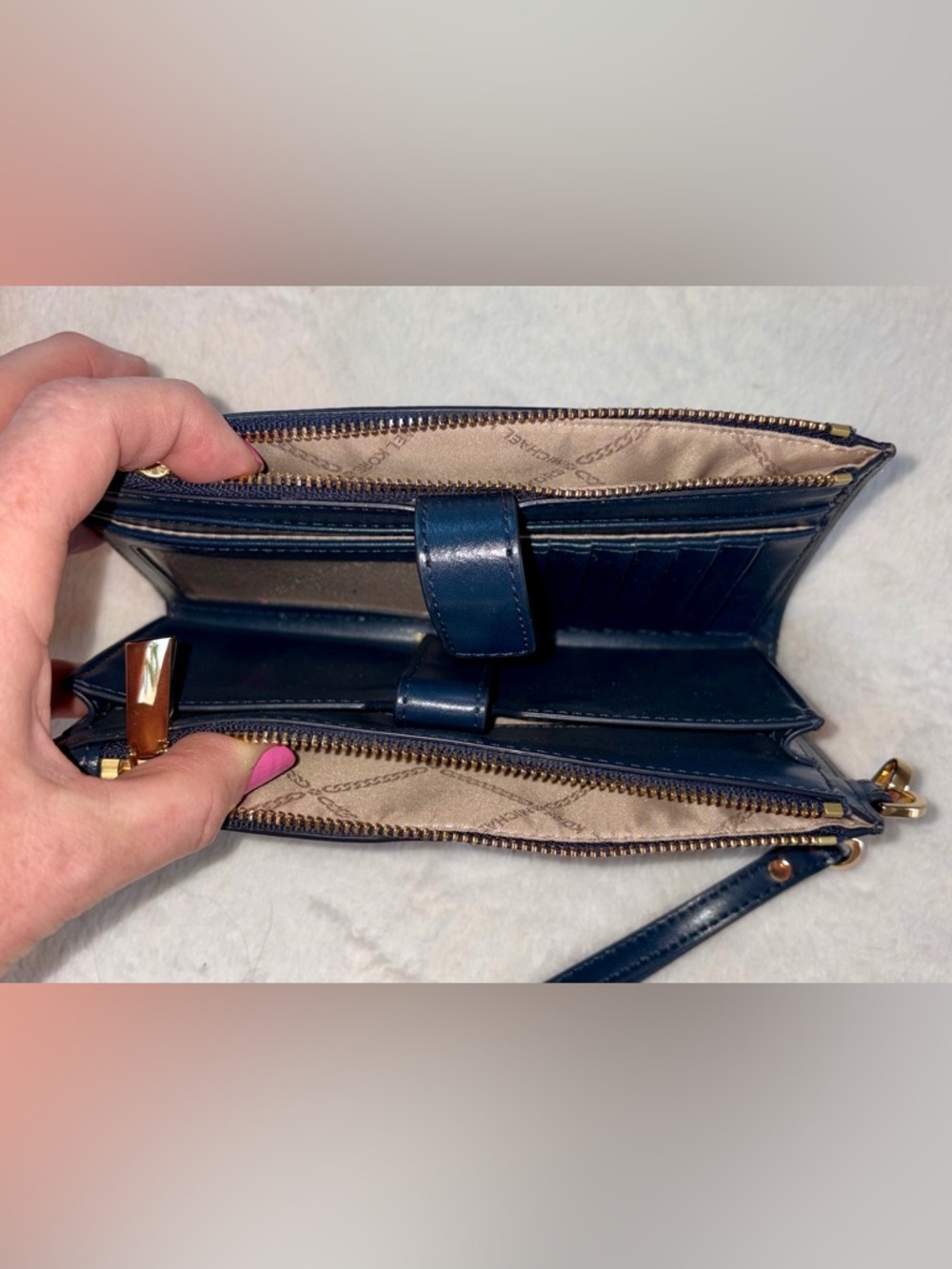 MICHAEL KORS Voyager Bag & Wallet Like New!! - Picture 14 of 15